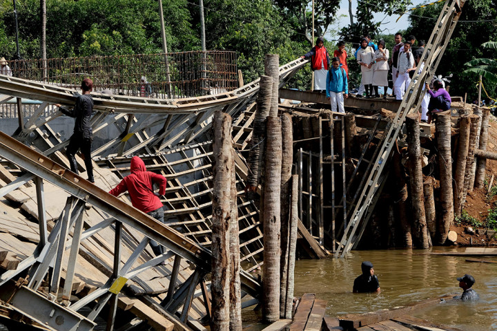 Sejumlah pekerja membenahi jembatan yang ambruk di Desa Bontosunggu, Kecamatan Galesong, Kabupaten Takalar, Sulawesi Selatan, Senin (31/10/2016)