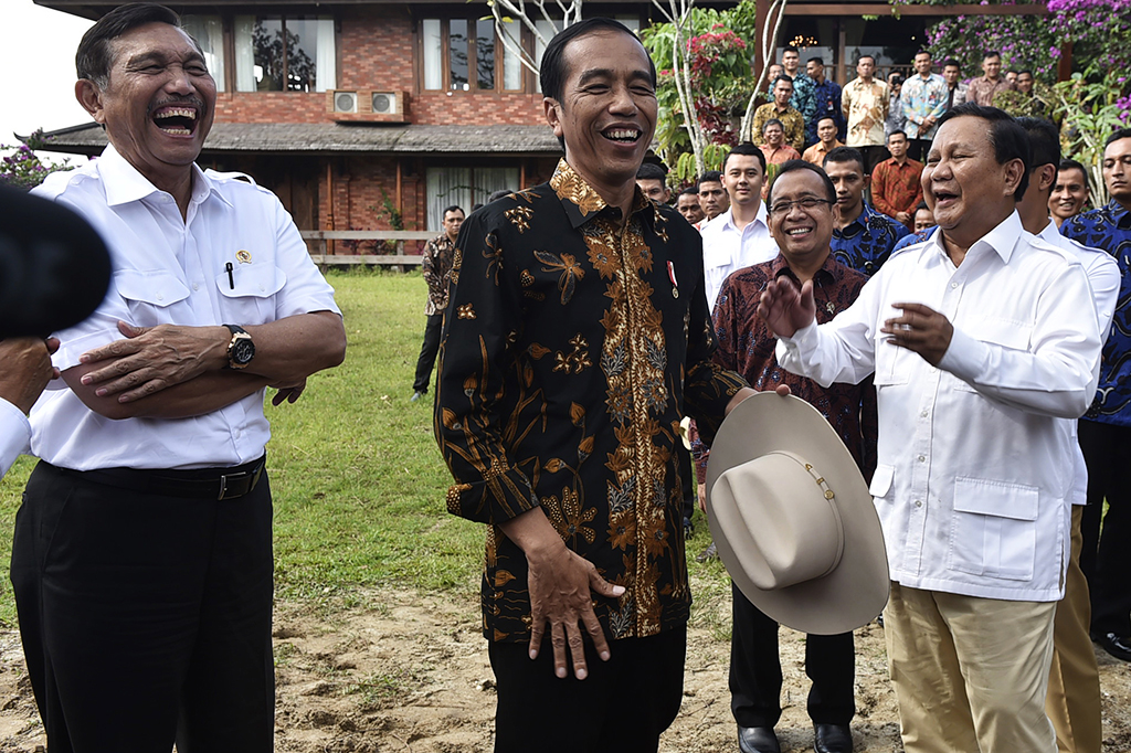Presiden Jokowi (kedua kiri) bersama Ketua Umum Partai Gerindra Prabowo Subianto (kanan), Menko bidang Kemaritiman Luhut Panjaitan (kiri), Mensesneg Pratikno (kedua kanan) menyampaikan keterangan kepada wartawan usai pertemuan di Padepokan Garuda Yaksa, Hambalang, Bogor