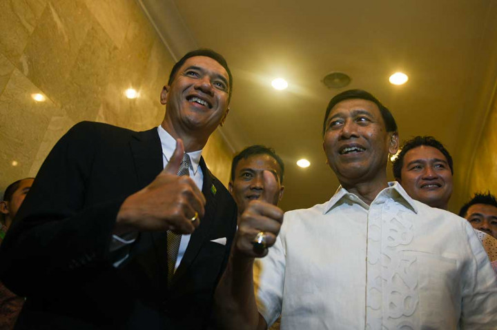 Ketua Umum PBSI terpilih Wiranto bersama ketua sebelumnya Gita Wirjawan mengacungkan jempol usai mengikuti Musyawarah Nasional PBSI 2016 di Surabaya, Jawa Timur, Senin malam. 