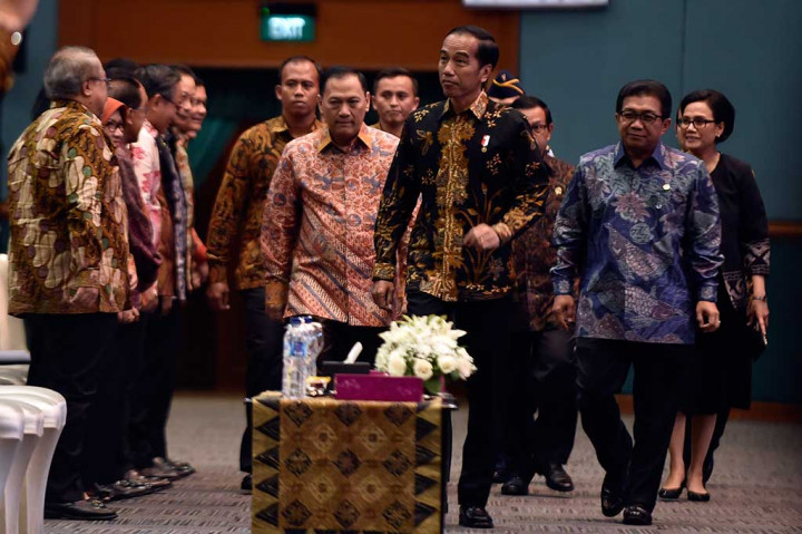 Presiden Joko Widodo didampingi Ketua Dewan Komisioner Otoritas Jasa Keuangan Muliaman D Hadad (kedua kanan), Menteri Keuangan Sri Mulyani (kanan), dan Gubernur Bank Indonesia Agus Martowardjojo (keempat kanan) menghadiri pencanangan Gerakan Ayo Menabung di Jakarta.