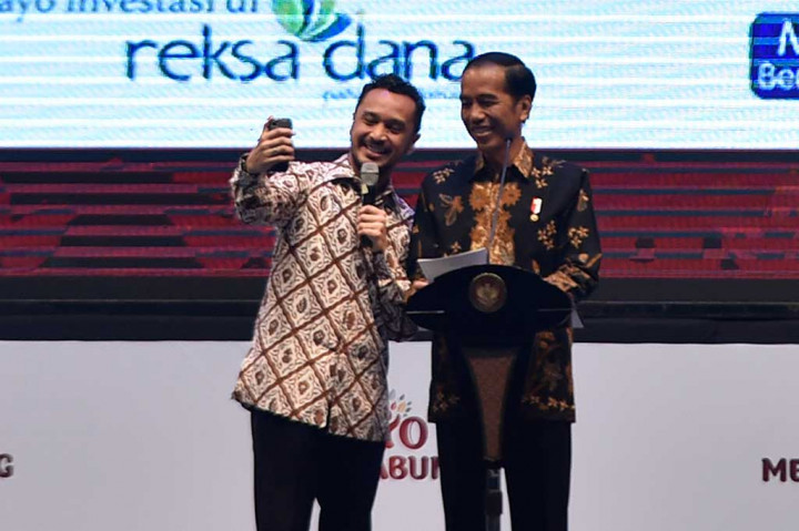 Karena kebiasaan gemar menabung dan menginvestasikan penghasilannya, vokalis grup band Nidji, Giring Ganesha, mendapat hadiah dari Presiden Jokowi berupa 'selfie'. 