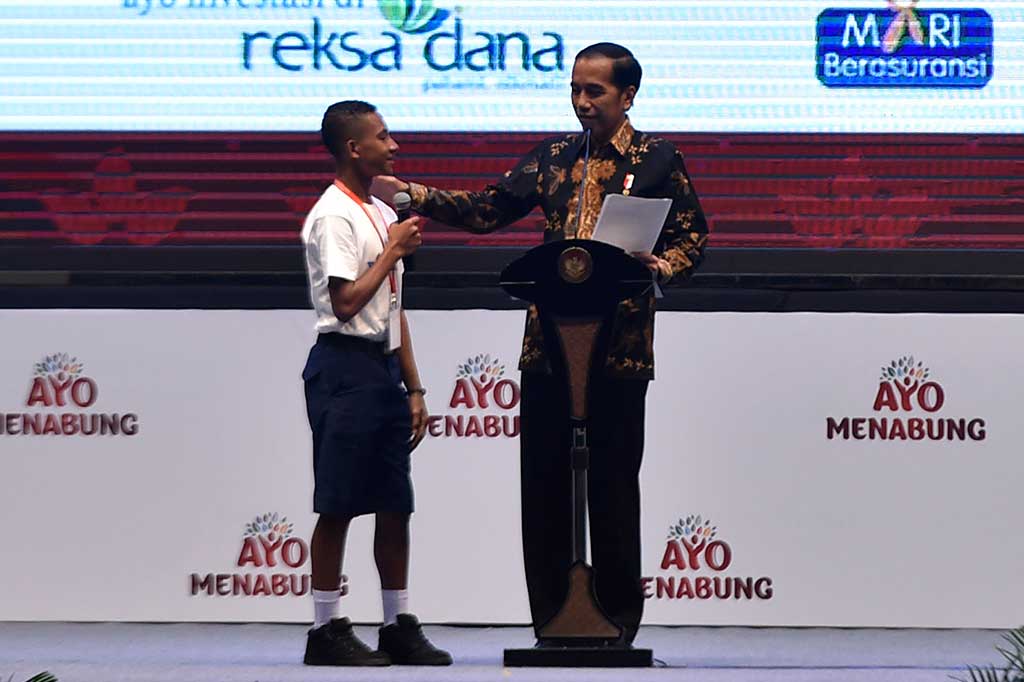 Presiden mengundang pelajar dari Papua, Paulus, yang telah menyisihkan uang jajannya Rp1.000-Rp5.000 untuk ditabung ke bank per bulannya. Jokowi meminta masyarakat mencontoh apa yang dilakukan Paulus untuk gemar menabung dan merencanakan masa depannya yang lebih baik.
