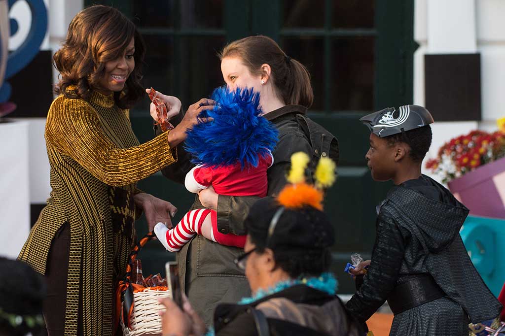 Sementara Michelle Obama membagikan cookies.