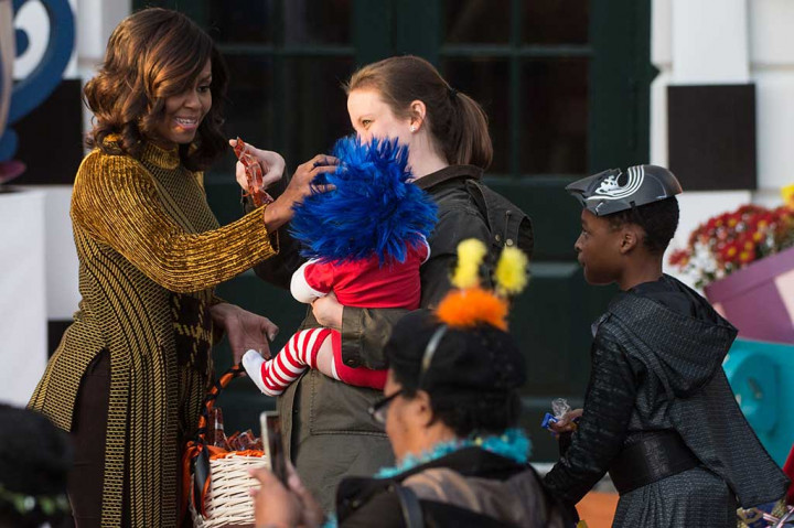 Sementara Michelle Obama membagikan cookies.