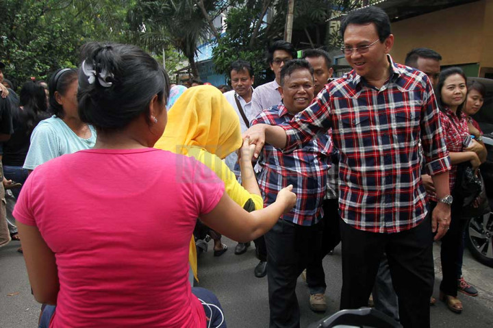 Calon gubernur DKI Jakarta nomor urut dua, Basuki Tjahaja Purnama atau Ahok menyalami warga saat 'blusukan' di kawasan Serdang, Kemayoran, Jakarta.