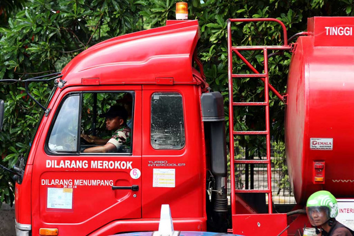 Seorang anggota TNI mengawal truk tangki BBM saat ratusan pengemudi truk tangki melakukan aksi mogok massal di Depot Pertamina Plumpang.