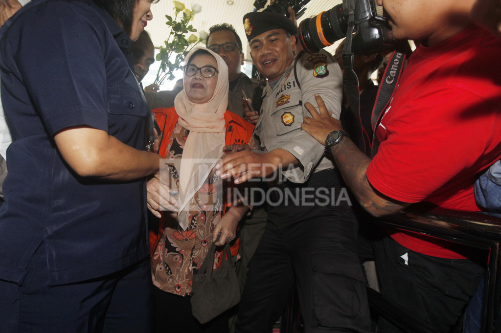 Siti Fadilah Diperiksa KPK, Simpatisan Beri Bunga Mawar