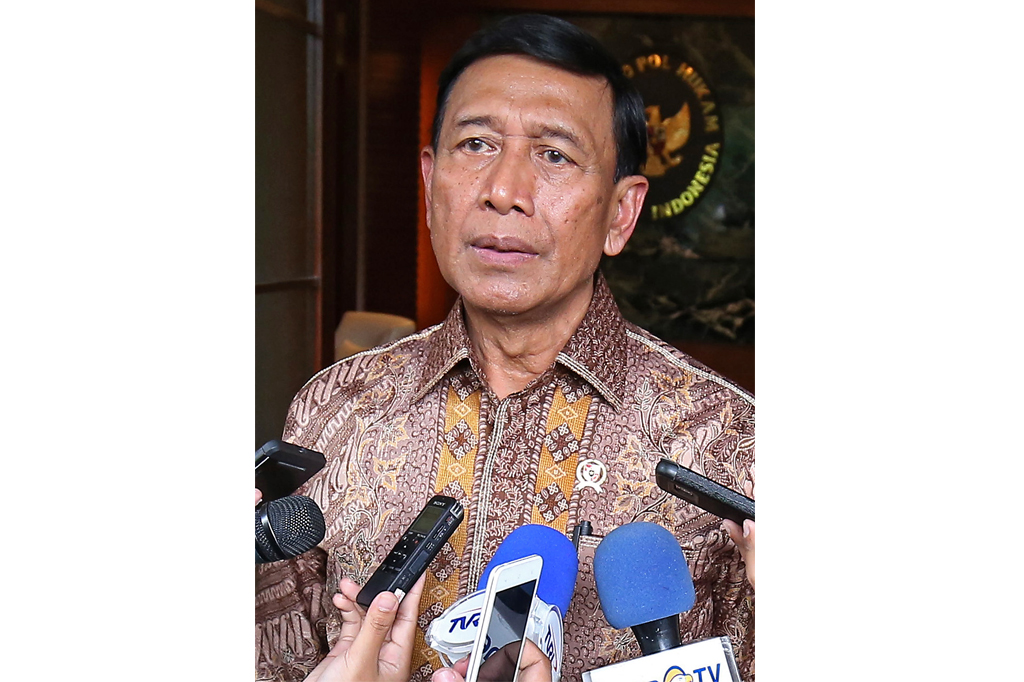 Menko Polhukam Wiranto (tengah) menjawab pertanyaan wartawan usai menerima Presiden ke-6 RI, Susilo Bambang Yudhoyono di Kantor Kemenko Polhukam, Jakarta, Selasa (1/11/2016)