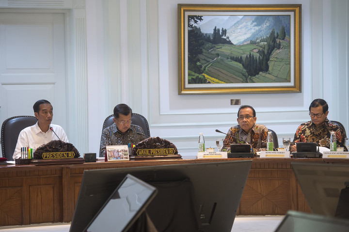 Presiden Jokowi (kiri) didampingi Wapres Jusuf Kalla (kedua kiri), Mensesneg Pratikno (kedua kanan) dan Seskab Pramono Anung memimpin rapat kabinet terbatas di Kantor Kepresidenan, Jakarta, Selasa (1/11/2016)