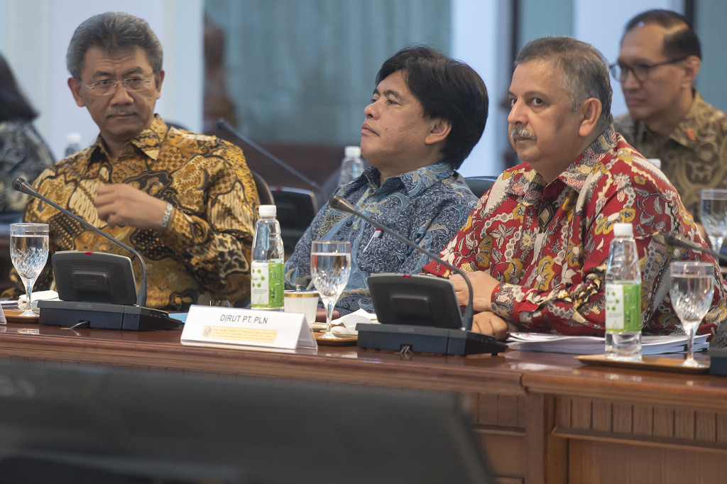Kepala BPKP Ardan Adiperdana (kiri), Kepala BPPT Unggul Priyanto (tengah) dan Dirut PT PLN (Persero) Sofyan Basir mengikuti rapat kabinet terbatas di Kantor Kepresidenan, Jakarta, Selasa (1/11/2016)