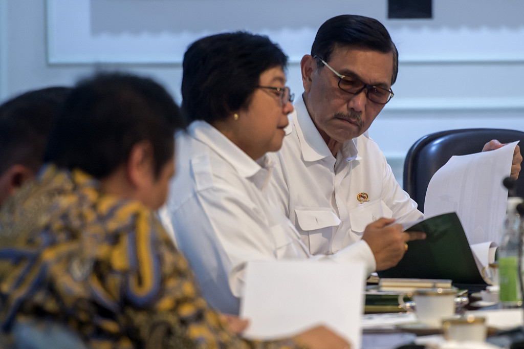 Menko Maritim dan Sumber Daya Luhut Pandjaitan (kanan) berbincang dengan Menteri LHK Siti Nurbaya (kedua kanan) saat mengikuti rapat kabinet terbatas di Kantor Kepresidenan, Jakarta, Selasa (1/11/2016)