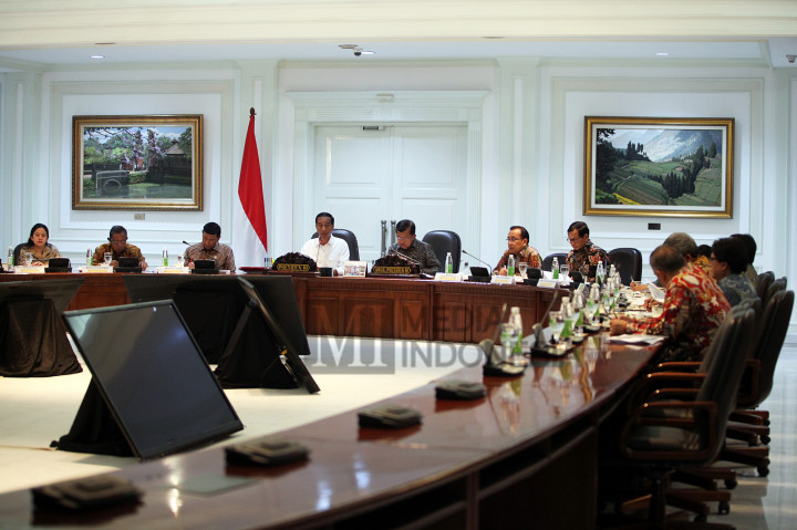 Presiden Jokowi menggelar rapat kabinet terbatas bersama sejumlah menteri di Kantor Kepresidenan, Jakarta, Selasa (1/11/2016)