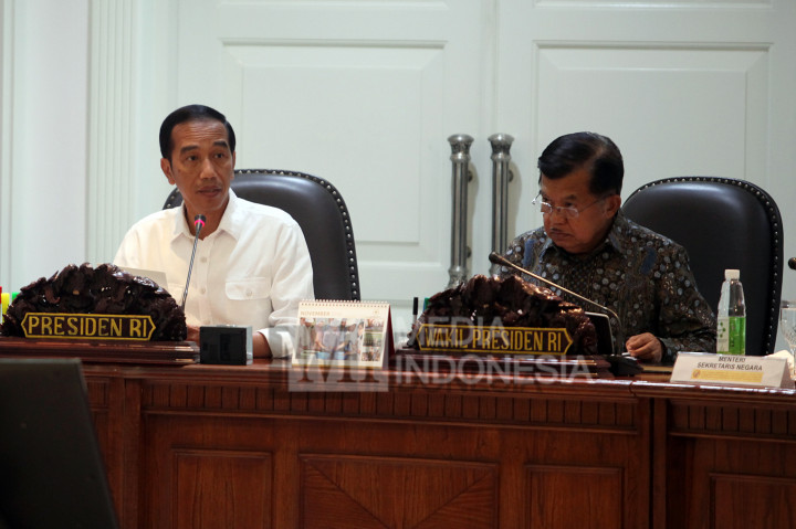 Presiden Jokowi didampingi Wakil Presiden Jusuf Kalla memimpin rapat terbatas membahas perkembangan pembangunan pembangkit listrik 35.000 MW di Kantor Presiden, Jakarta, Selasa (1/11/2016)