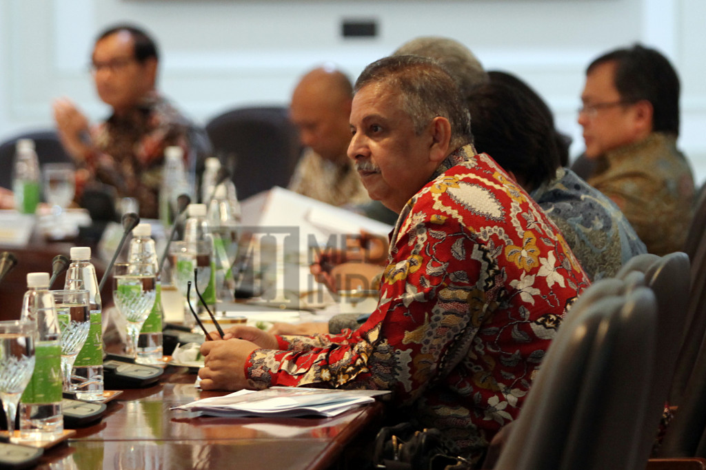 Direktul PLN Sofyan Basyir mengikuti rapat terbatas membahas perkembangan pembangunan pembangkit listrik 35.000 MW yang dipimpin Presiden Joko Widodo (Jokowi) di Kantor Presiden, Jakarta, Selasa (1/11/2016)