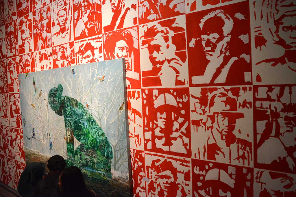 Pengunjung mengamati karya seni rupa berjudul 'Pemuda 2016 dan Burung-Burung' pada pameran Biennale Jateng.