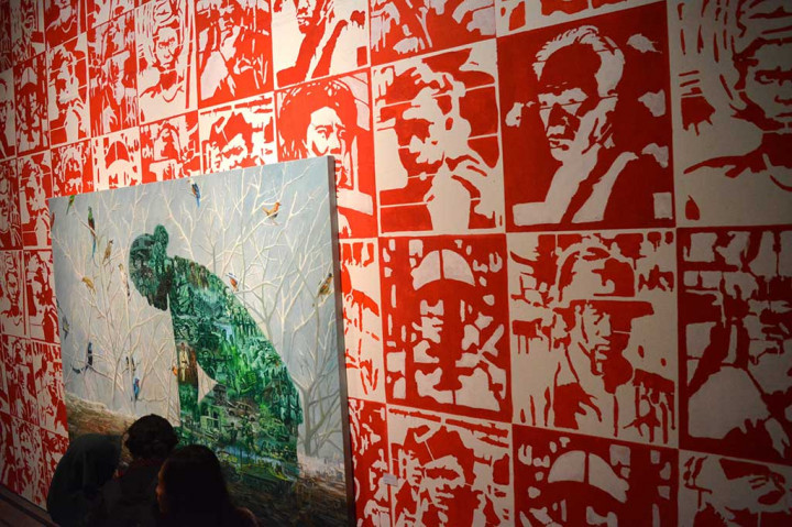 Pengunjung mengamati karya seni rupa berjudul 'Pemuda 2016 dan Burung-Burung' pada pameran Biennale Jateng.