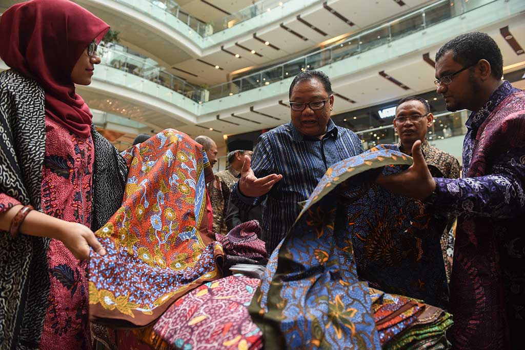 Menteri Koperasi dan Usaha Kecil Menengah Anak Agung Gede Ngurah Puspayoga (kedua kiri) didampingi Rektor Universitas Airlangga (Unair) Mohammad Nasih (kedua kanan) mengamati batik Pamengkasan yang dipamerkan saat Festival Budaya dan Ekonomi Kreatif Universitas Airlangga 2016 di Surabaya, Jawa Timur, Selasa.