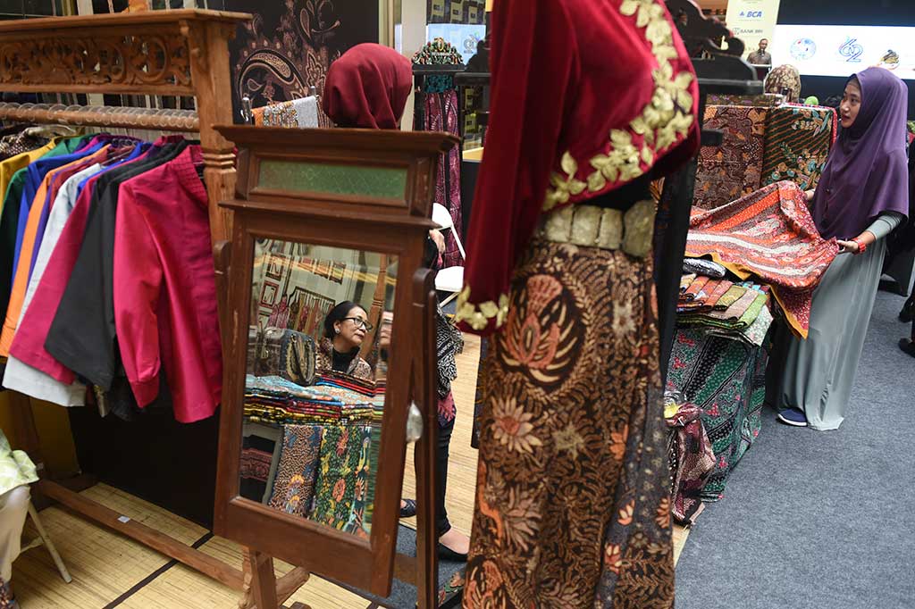 Pengunjung mengamati batik Pamengkasan yang dipamerkan saat Festival Budaya dan Ekonomi Kreatif Universitas Airlangga 2016.