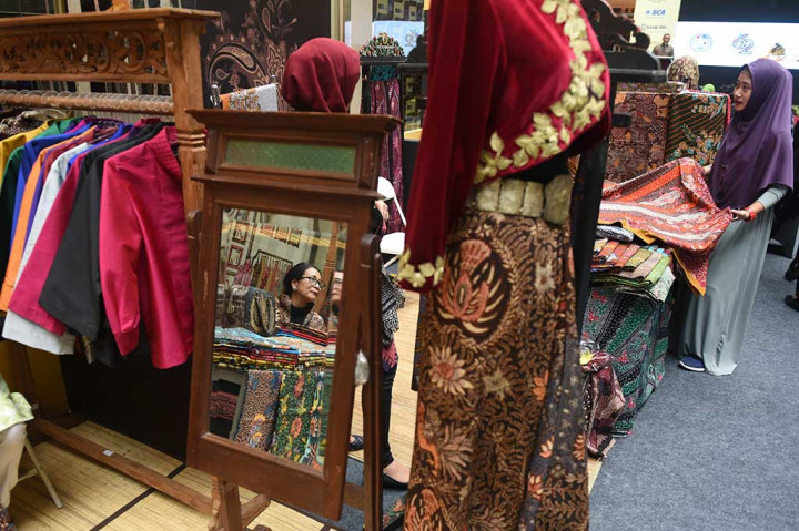 Pengunjung mengamati batik Pamengkasan yang dipamerkan saat Festival Budaya dan Ekonomi Kreatif Universitas Airlangga 2016.