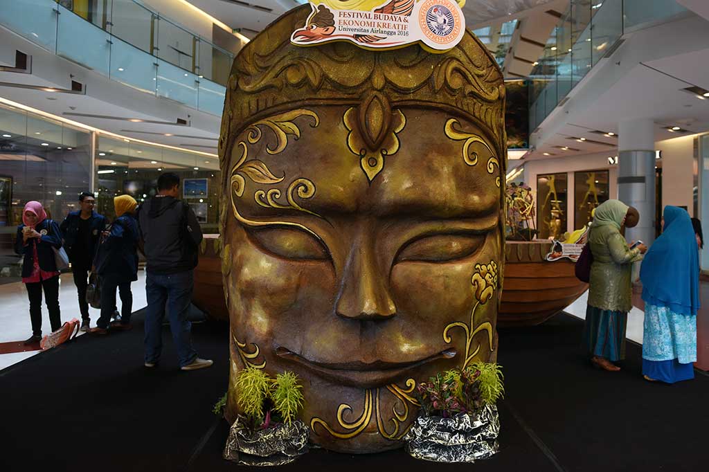 Pengunjung mengamati produk yang dipamekan pada Festival Budaya dan Ekonomi Kreatif Universitas Airlangga 2016.