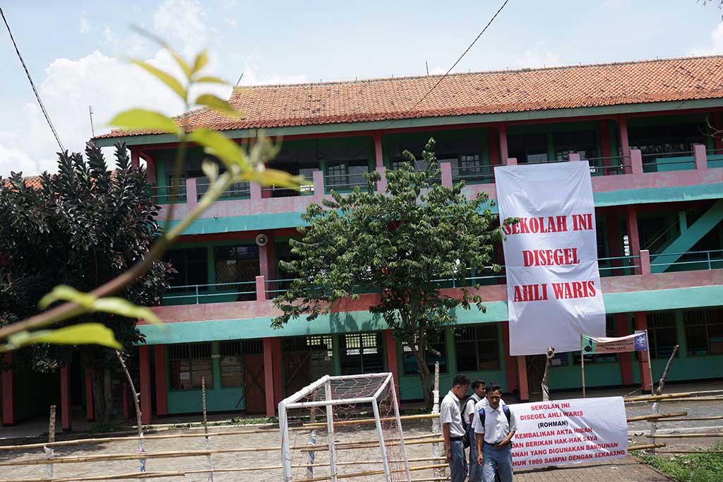 Pelajar SMA Darul Mujtahidin berada di area gedung sekolahnnya yang telah disegel oleh pihak penghibah tanah, Pasarkemis, Kabupaten Tangerang, Banten, Selasa (1/11/2016).