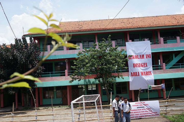 Pelajar SMA Darul Mujtahidin berada di area gedung sekolahnnya yang telah disegel oleh pihak penghibah tanah, Pasarkemis, Kabupaten Tangerang, Banten, Selasa (1/11/2016).