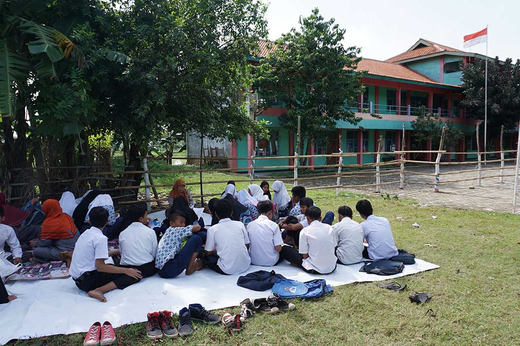 Pelajar SMP Daarul Mujtahidin mengikuti kegiatan belajar mengajar di luar areal sekolah, Rabu (2/11/2016).