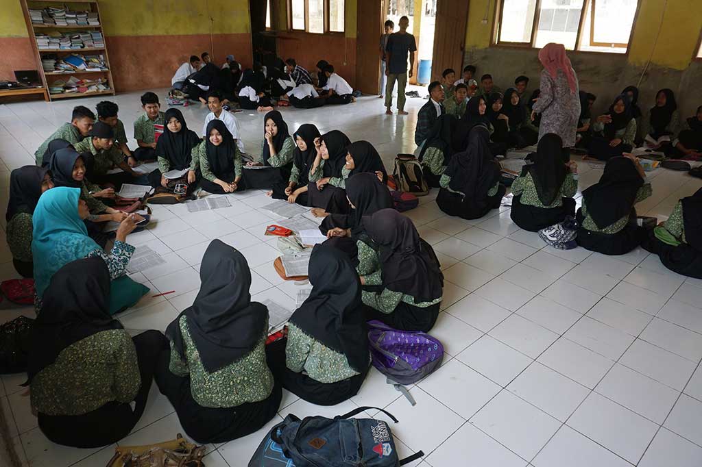 Pelajar SMA Daarul Mujtahidin mengikuti kegiatan belajar mengajar di bangunan yang terletak di luar area sekolah, Rabu (2/11/2016).
