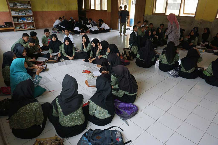 Pelajar SMA Daarul Mujtahidin mengikuti kegiatan belajar mengajar di bangunan yang terletak di luar area sekolah, Rabu (2/11/2016).