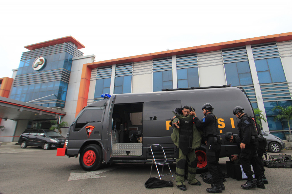 Petugas Penjinak Bom Polda Jabar melakukan persiapan untuk mengamankan barang yang diduga bom saat simulasi teror bom di kantor Pertamina RU VI Balongan, Indramayu, Jawa Barat, Rabu (2/11/2016)