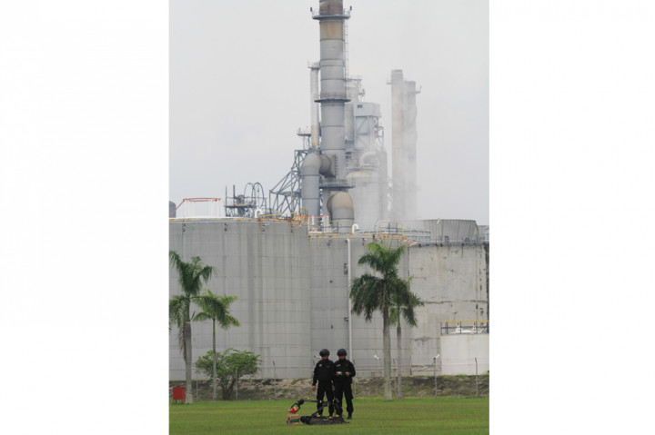 Petugas Penjinak Bom Polda Jabar mengoperasikan robot untuk mengamankan barang yang diduga bom saat simulasi teror bom di kantor Pertamina RU VI Balongan, Indramayu, Jawa Barat, Rabu (2/11/2016)