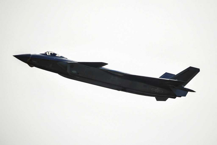 J-20 menyerupai jet tempur siluman buatan Lockheed Martin F-22 Raptor milik Amerika Serikat, yang menurut sejumlah pengamat mampu menandingi pengaruh jet tempur negara adidaya itu.