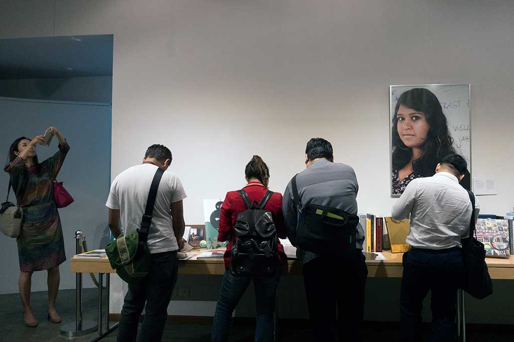 Pengunjung melihat buku foto dalam pembukaan Pameran Buku Fotografi 2016 di Goethe-Institut, Jakarta