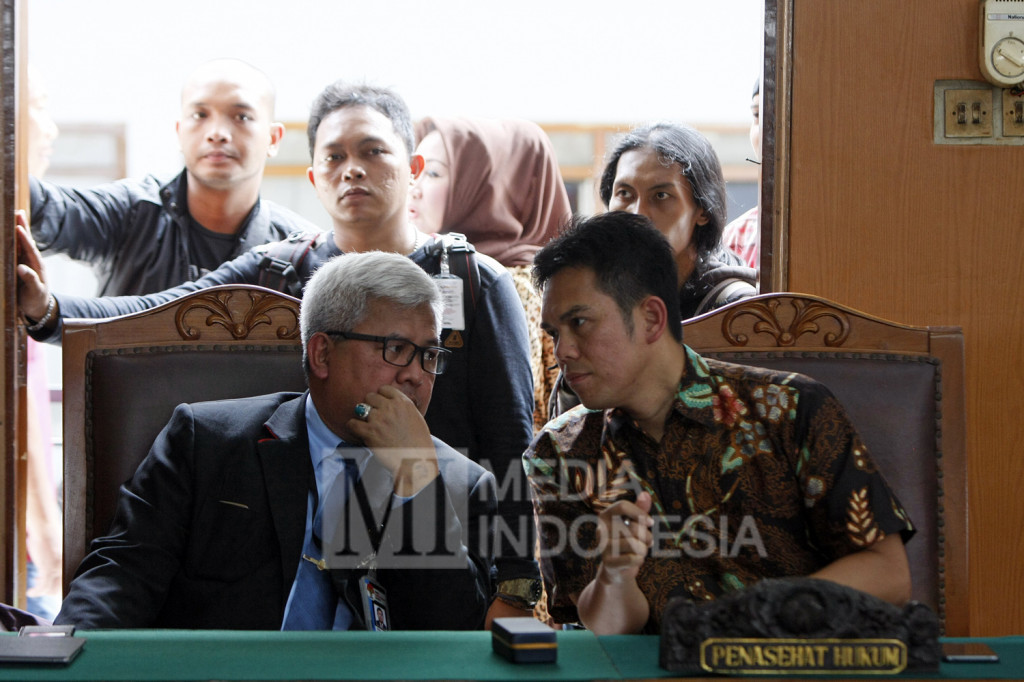 Kuasa hukum KPK mendengarkan putusan hakim tunggal I Wayan Karya saat sidang putusan praperadilan mantan Ketua DPD RI Irman Gusman di Pengadilan Negeri Jakarta Selatan, Jakarta, Rabu (2/11/2016)