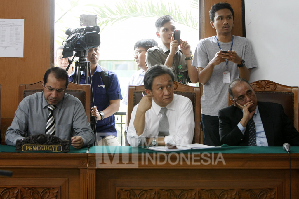 Kuasa hukum Irman Gusman menyimak putusan Hakim tunggal I Wayan Karya saat sidang putusan praperadilan mantan Ketua DPD RI Irman Gusman di Pengadilan Negeri Jakarta Selatan, Jakarta, Rabu (2/11/2016)