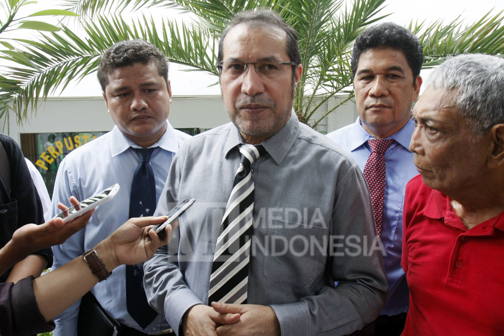 Kuasa hukum Irman Gusman, Tommy Singh menjawab pertanyaan wartawan usai mengikuti sidang putusan praperadilan mantan Ketua DPD RI Irman Gusman di Pengadilan Negeri Jakarta Selatan, Jakarta, Rabu (2/11/2016)