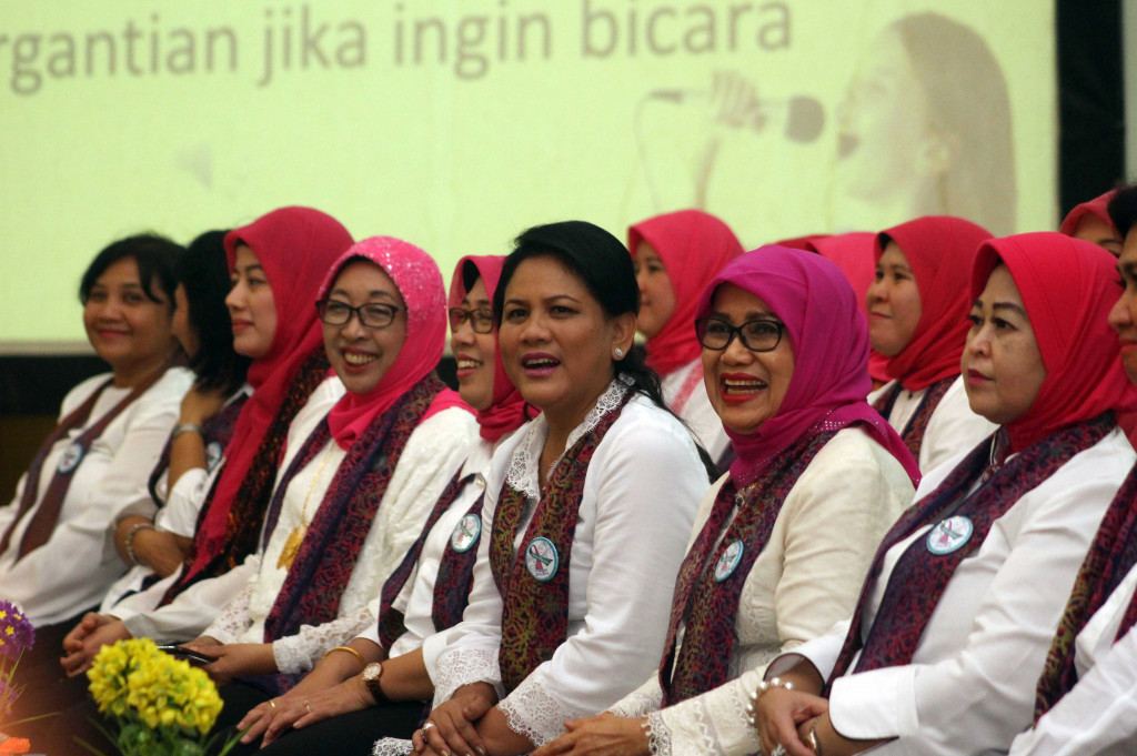 Ibu Negara Iriana Joko Widodo (tengah) bersama Ibu Mufidah Jusuf Kalla (kedua kanan) menyapa para guru Paud saat menghadiri Kegiatan Pelatihan Akbar Praktik Pendidikan Karakter Guru Pendidikan Anak Usia Dini (PAUD) se-Sumatera Utara, di Medan, Sumatera Utara, Rabu (2/11/2016)