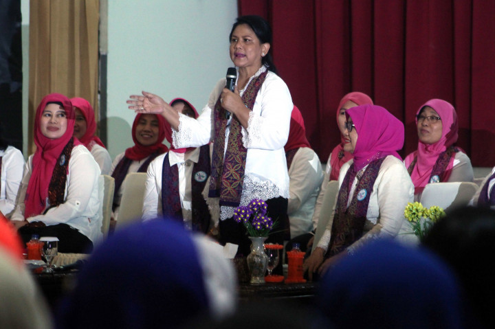 Ibu Negara Iriana Joko Widodo (tengah) dan Ibu Mufidah Jusuf Kalla (kedua kanan) menghadiri Pelatihan Akbar Praktik Pendidikan Karakter Guru Pendidikan Anak Usia Dini (PAUD) se-Sumatera Utara, di Medan, Sumatera Utara, Rabu (2/11/2016)