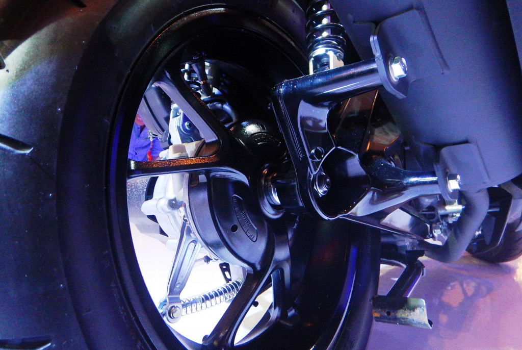 Sayangnya rem belakang masih menggunakan tromol, termasuk varian tertingginya. Di sisi lain ini jurus menekan harga jual agar tidak terlampu jauh dari kompetitor terdekatnya, Honda Vario 150.