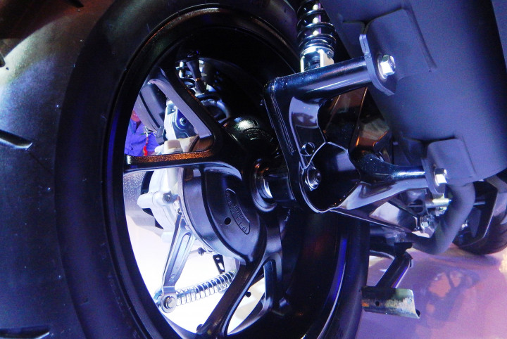 Sayangnya rem belakang masih menggunakan tromol, termasuk varian tertingginya. Di sisi lain ini jurus menekan harga jual agar tidak terlampu jauh dari kompetitor terdekatnya, Honda Vario 150.
