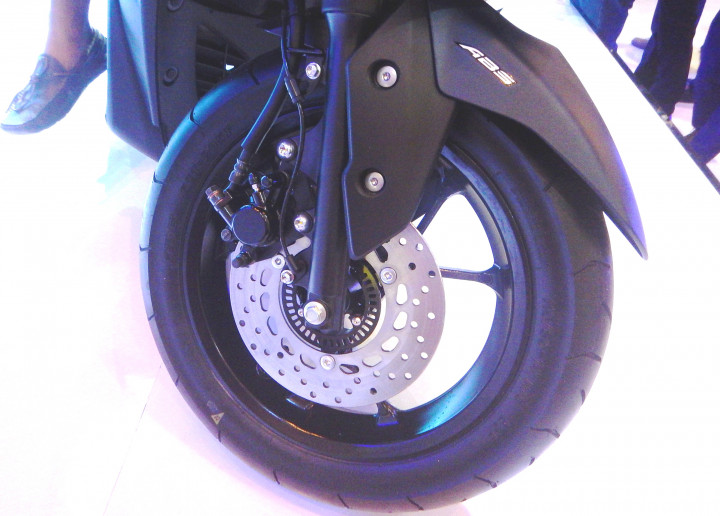 Varian tertinggi dilengkapi Anti Brakelock System (ABS) untuk menghentikan laju skutik yang menggunakan ban diameter 14