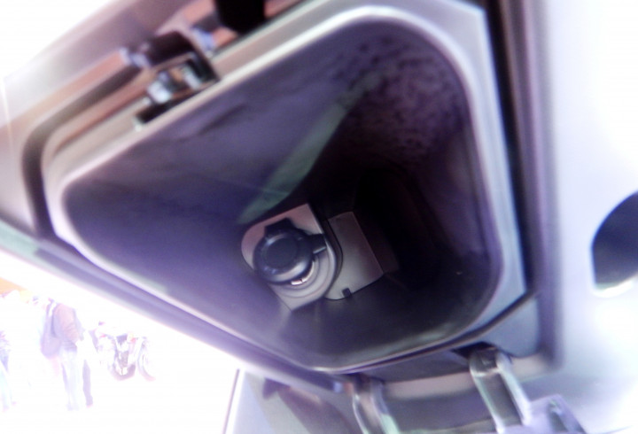 Di dalam laci kecil berpenutup tersebut tersabat socket untuk charging ponsel. Sayangnya volume laci terlalu kecil bagi botol air minum 500ml. Setidaknya masih bisa buat menyimpan kacamata dan sarung tangan.