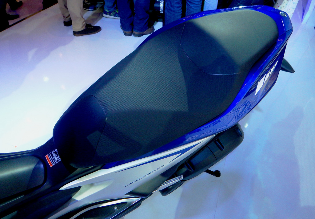 Meski tidak terlalu tinggi, tapi pengendara harus lebih melebarkan kakinya karena jok yang lebar. Pengendara dengan tinggi badan 160-an cm akan kesulitan menjejak tanah.