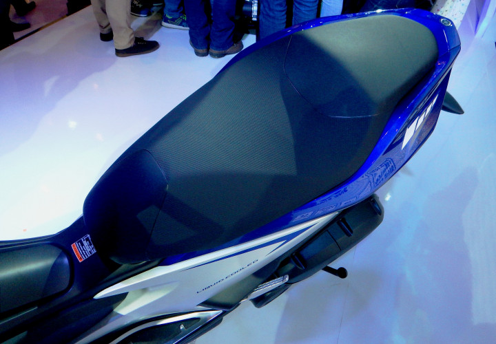 Meski tidak terlalu tinggi, tapi pengendara harus lebih melebarkan kakinya karena jok yang lebar. Pengendara dengan tinggi badan 160-an cm akan kesulitan menjejak tanah.