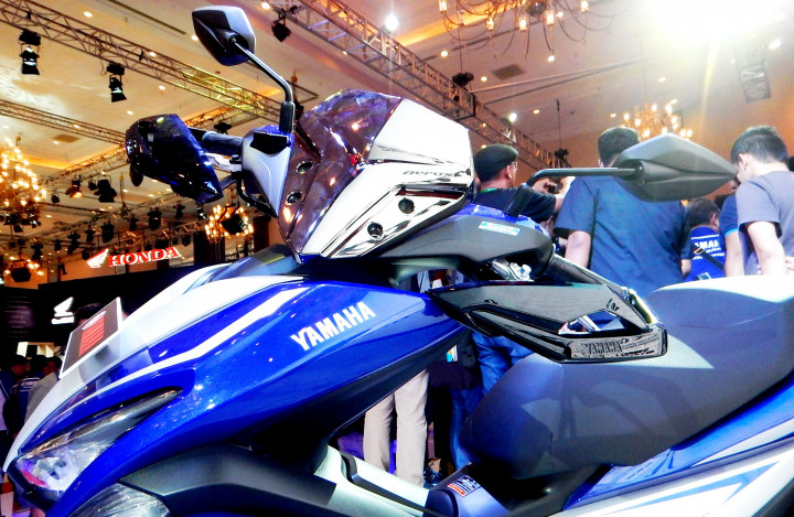 Wajah varian adventure terlihat gagah berkat handguard dan windshield mini. Harganya diperkirakan hanya beda tipis dengan Honda Vario 150. 