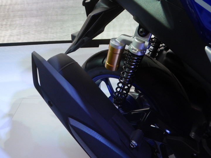 Sama seperi N Max, T Max dan X Max, Aerox 155 juga menggunakan sepasang shockbreaker belakang yang nyaris tegak lurus. Peredam gas adalah fitur untuk varian adventure.
