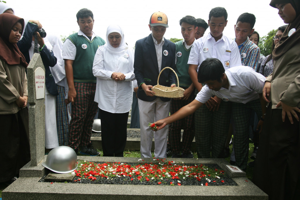 Menteri Sosial Khofifah Indar Parawansa bersama siswa SMA berziarah ke Taman Makam Pahlawan (TMP) , Kalibata, Jakarta, Rabu (2/11/2016)
