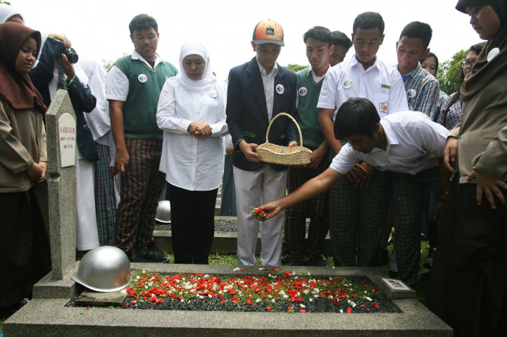 Menteri Sosial Khofifah Indar Parawansa bersama siswa SMA berziarah ke Taman Makam Pahlawan (TMP) , Kalibata, Jakarta, Rabu (2/11/2016)