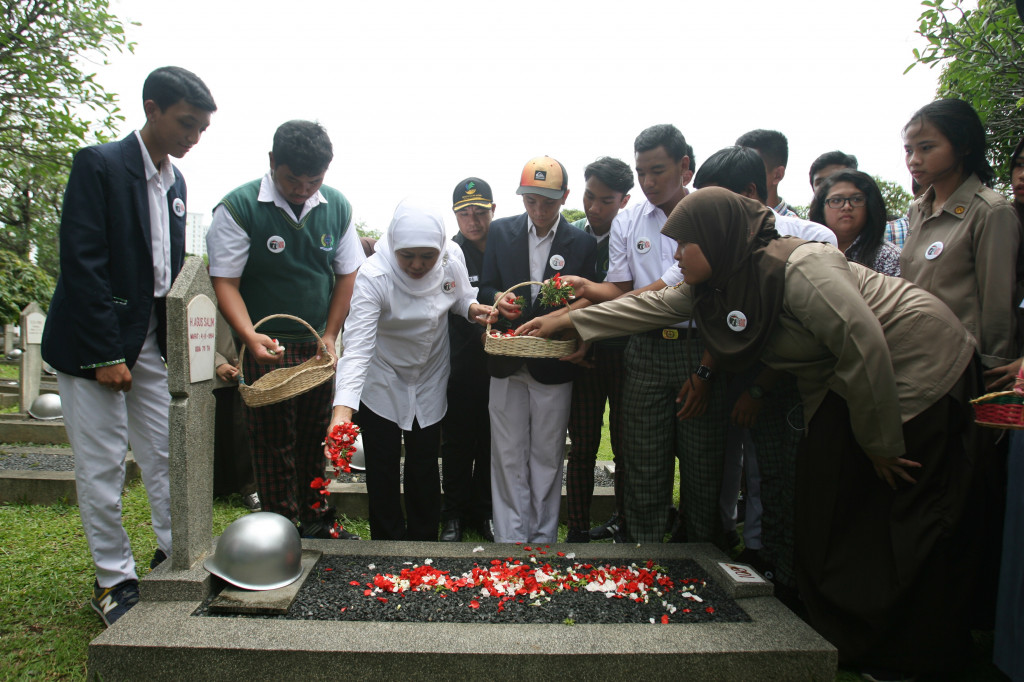 Menteri Sosial Khofifah Indar Parawansa bersama siswa SMA berziarah ke Taman Makam Pahlawan (TMP) , Kalibata, Jakarta, Rabu (2/11/2016)