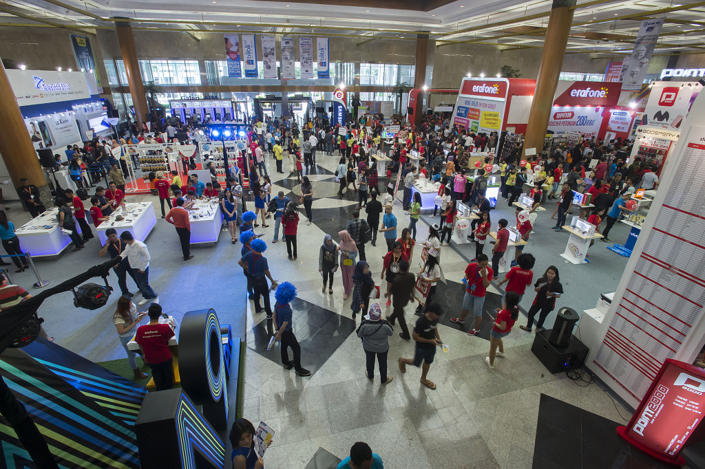 Pengunjung memadati pameran teknologi komputer dan gawai Indocomtech 2016 di Jakarta Convention Center, Jakarta, Rabu (2/11/2016).